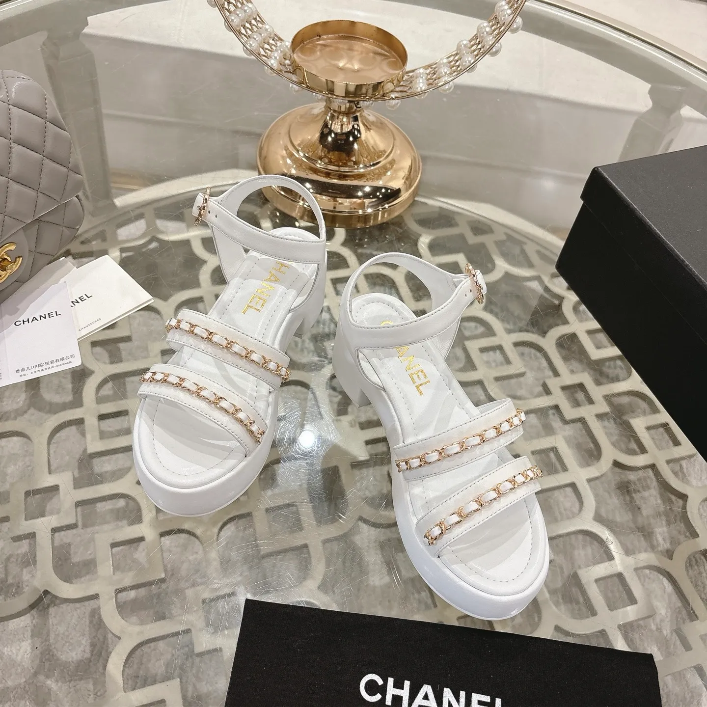 👟👟Ex-factory price 560👟👟Chanel Xiaoxiang 2025ss spring and summer latest catwalk fashion chain decoration top quality! Accurate to 1:1, light luxury without tiring the feet, the upper foot can be matched with spring and summer clothes at will, highlighting texture and taste, simple yet luxurious appearance, even if it is just a pair of sandals, it is definitely a must-have pair in the summer shoe cabinet. Upper: imported lambskin. Lining: imported sheepskin lining. Outsole: original customized outsole. Size: 35-40 (40.41.42 custom-made, non-returnable)